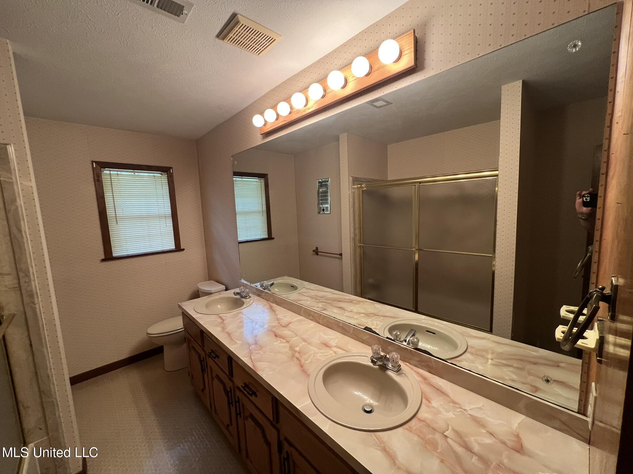 1462 Bridgers Drive Raymond, MS 39154 - Photo 28 of 37 Guest Bath