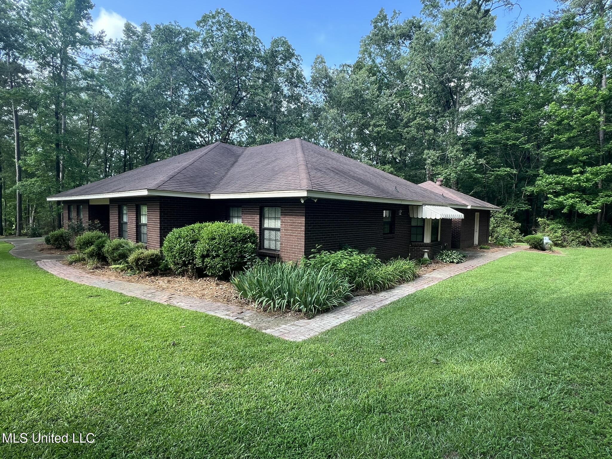 1462 Bridgers Drive Raymond, MS 39154 - Photo 4 of 37 Front 3