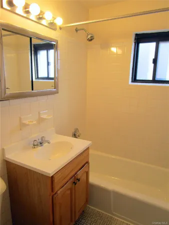 $2,350 | 680 North Terrace Avenue, Unit 2D, Mount Vernon, NY 10552