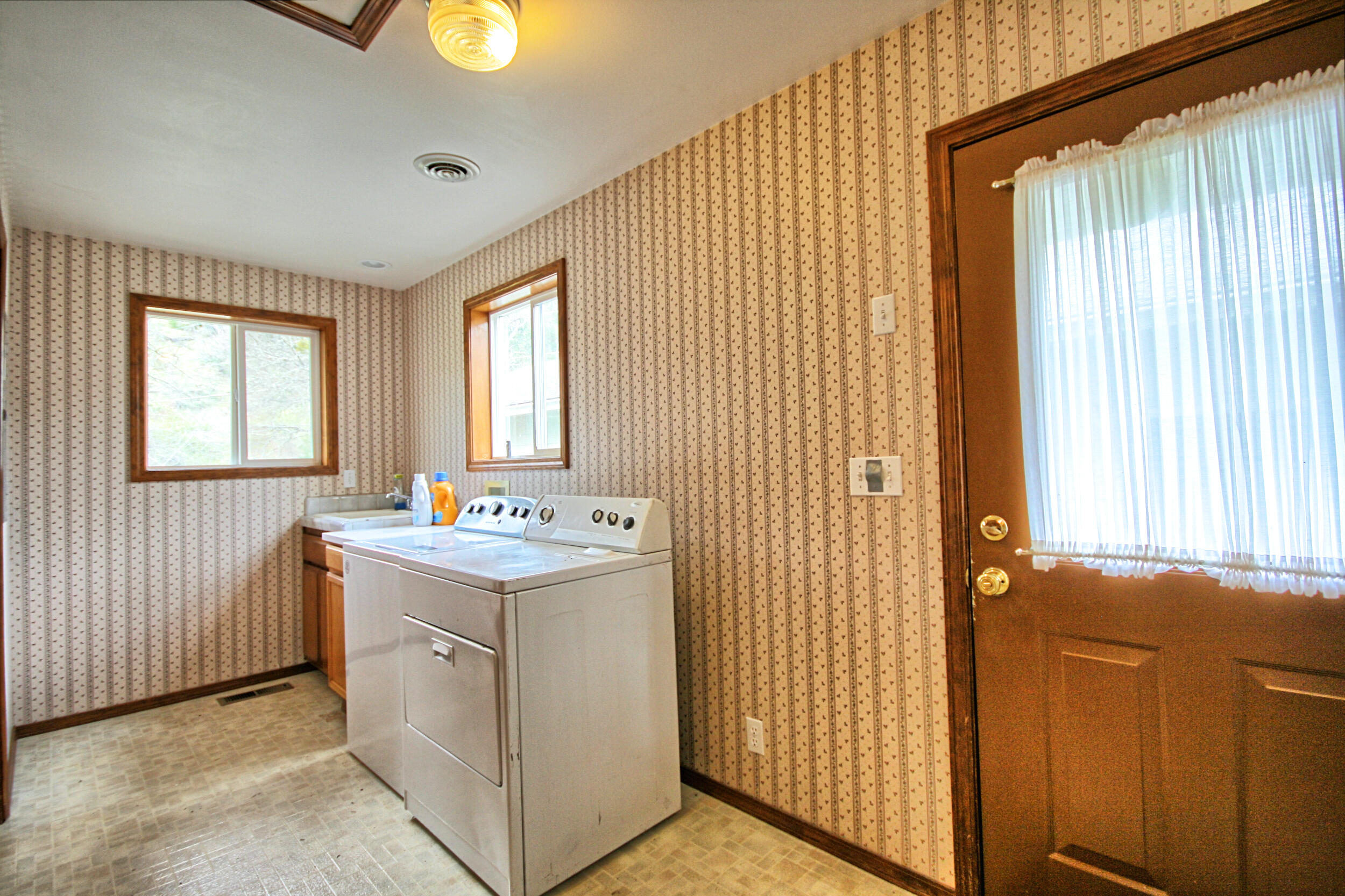 7255 Upper Applegate Road Jacksonville, OR 97530 - Photo 36 of 50 laundry door toward garage