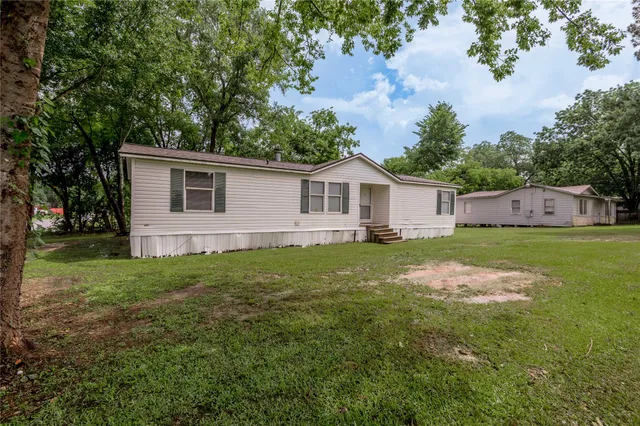a view of a house with backyard and garden