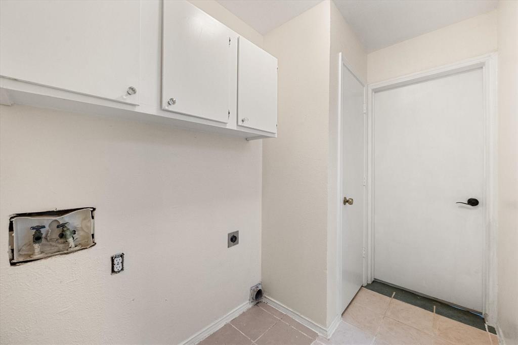 505 Meadow Ridge Drive Cedar Hill, TX 75104 - Photo 23 of 32 a view of an empty room