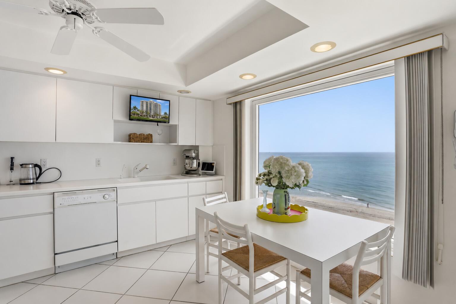 600 South Ocean Boulevard, Unit 6010 Boca Raton, FL 33432 - Photo 14 of 39 Breakfast Area