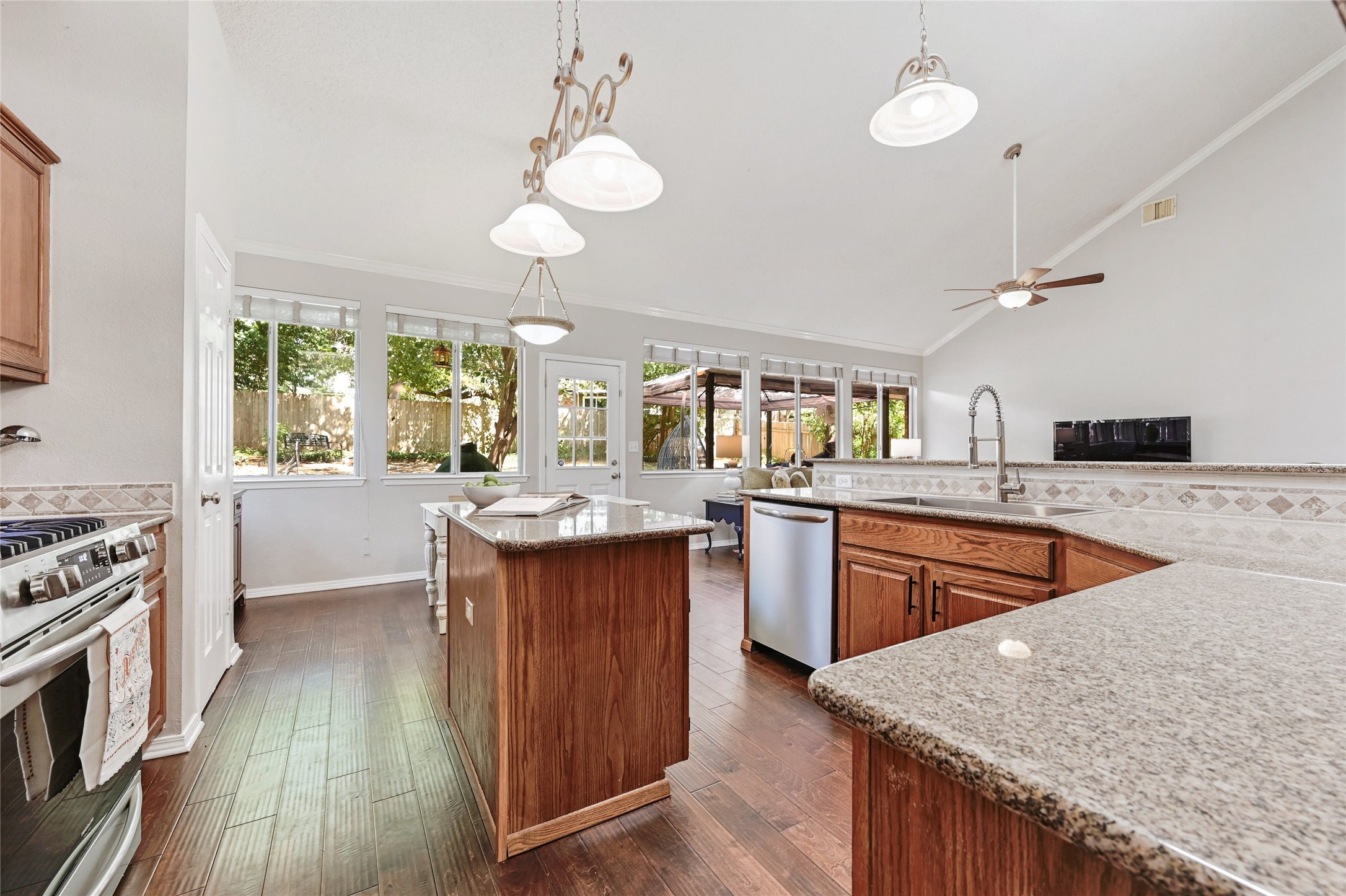 10906 Redgate Lane Austin, TX 78739 - Photo 11 of 25