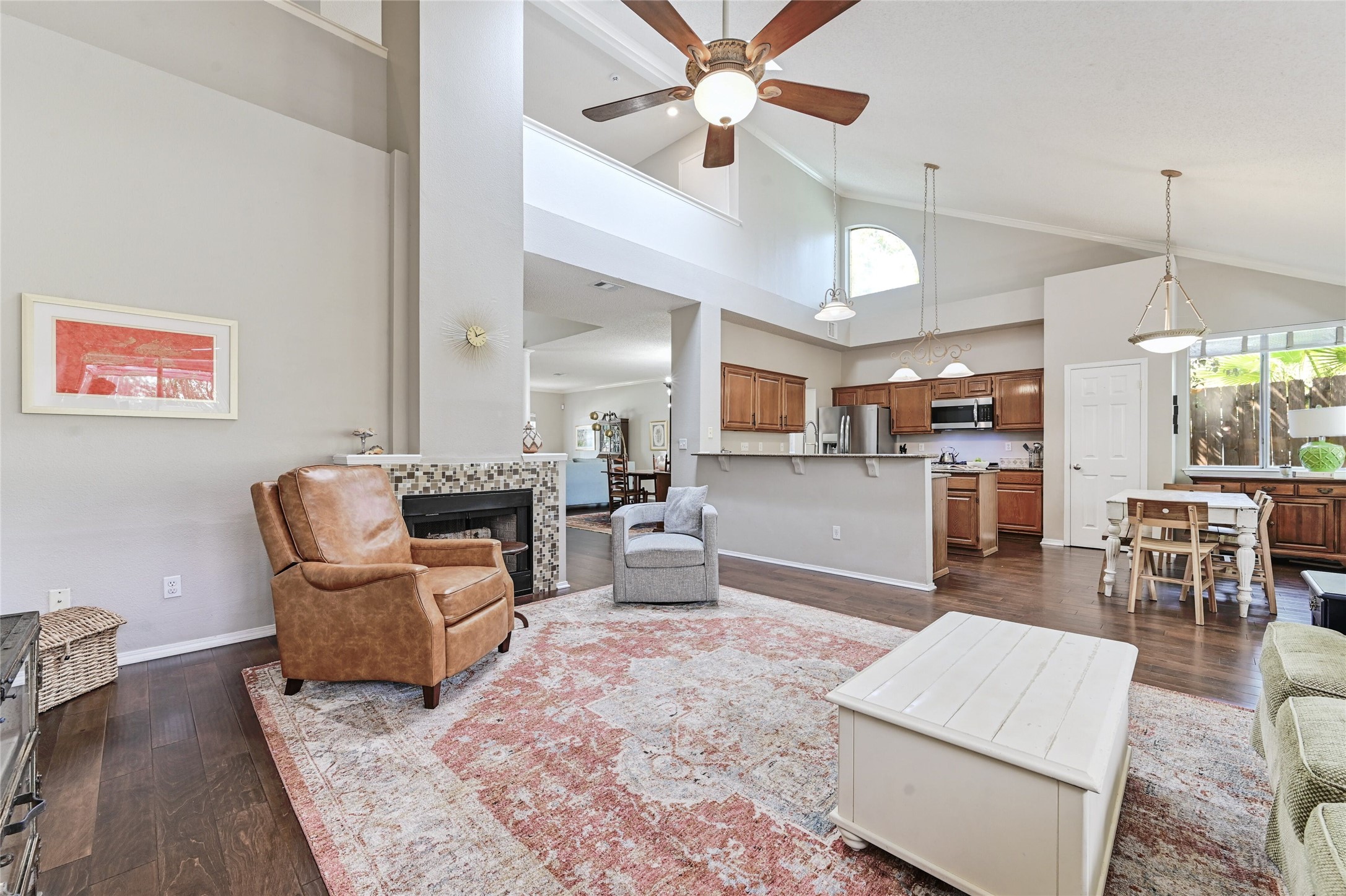 10906 Redgate Lane Austin, TX 78739 - Photo 5 of 25 Living room
