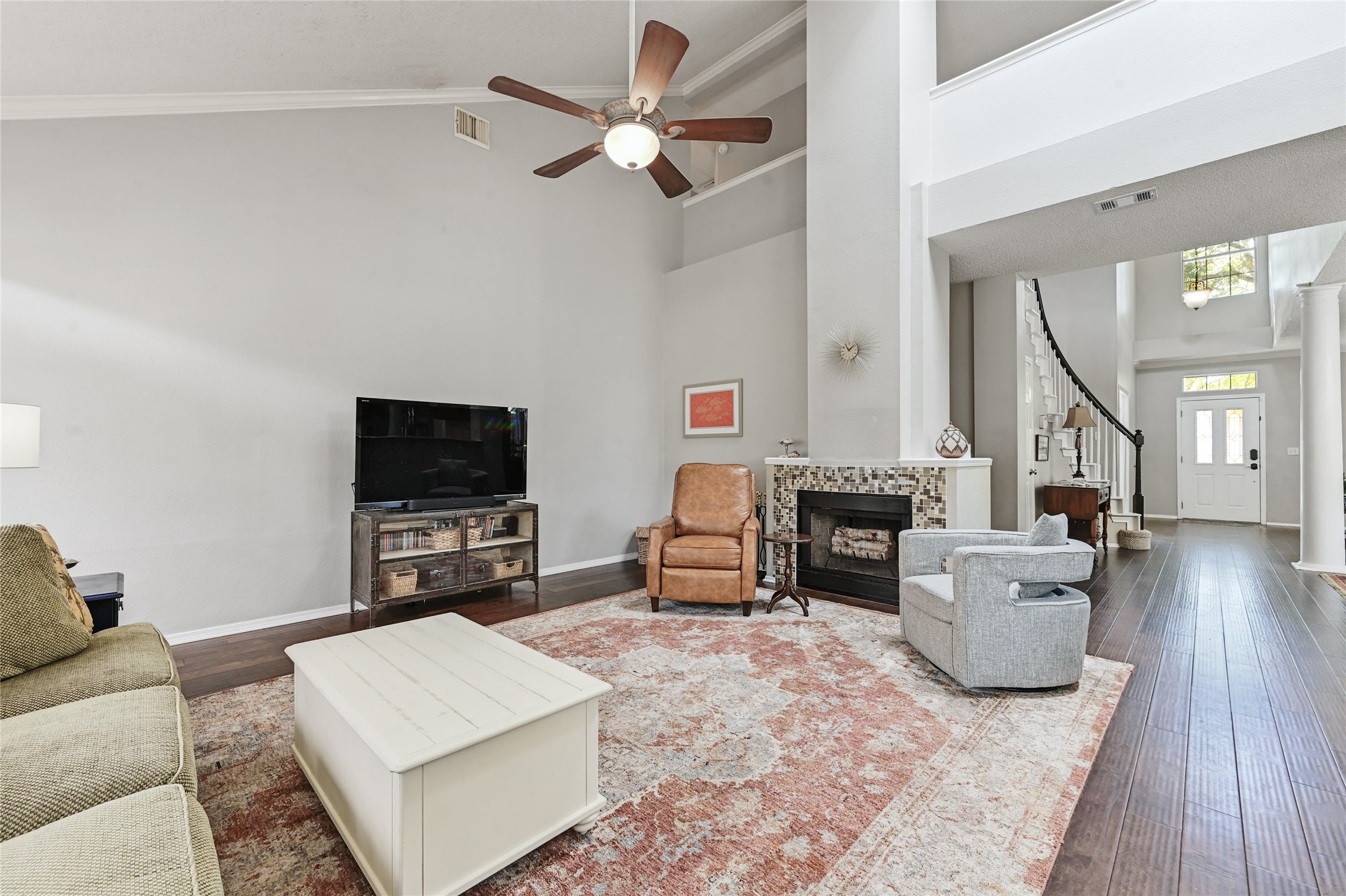 10906 Redgate Lane Austin, TX 78739 - Photo 6 of 25 Living room