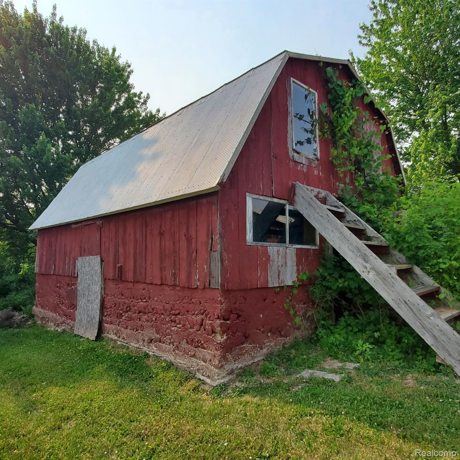 5253 North Henderson Road Davison, MI 48423 - Photo 37 of 51 2 story hay barn with loft