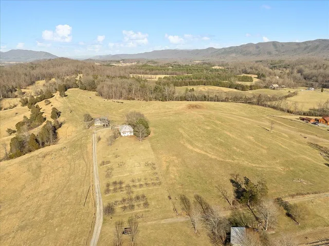 $1,299,950 | 360 Maple Ridge Lane, Fincastle, VA 24090