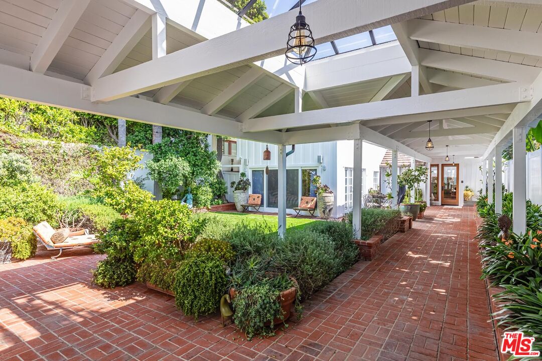 23826 Malibu Road Malibu, CA 90265 - Photo 4 of 37