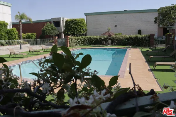 $3,850 | 5301 Balboa Boulevard, Unit F8, Encino, CA 91316