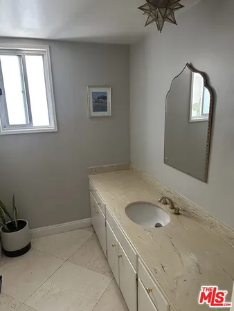 $3,850 | 5301 Balboa Boulevard, Unit F8, Encino, CA 91316