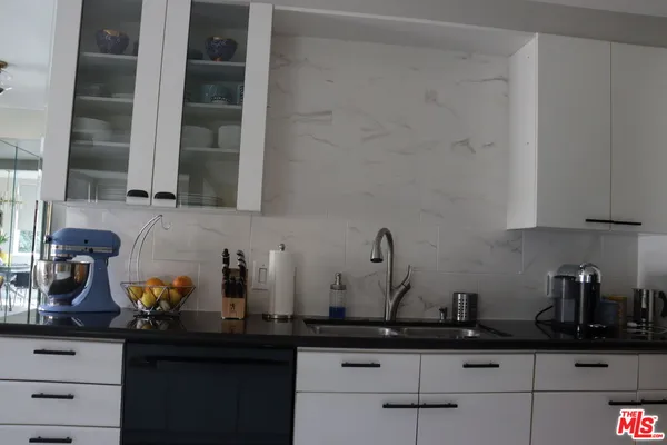 $3,850 | 5301 Balboa Boulevard, Unit F8, Encino, CA 91316