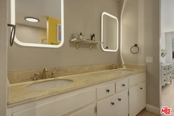 $3,500 | 5301 Balboa Boulevard, Unit F8, Encino, CA 91316