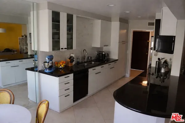 $3,850 | 5301 Balboa Boulevard, Unit F8, Encino, CA 91316