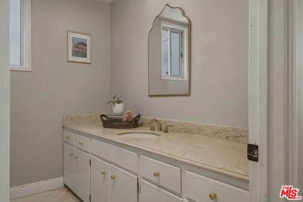 $3,500 | 5301 Balboa Boulevard, Unit F8, Encino, CA 91316