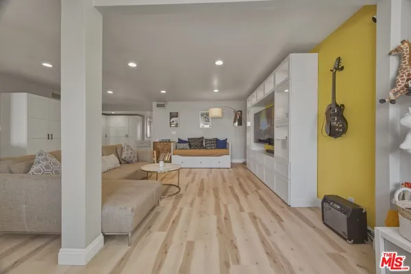 $3,500 | 5301 Balboa Boulevard, Unit F8, Encino, CA 91316