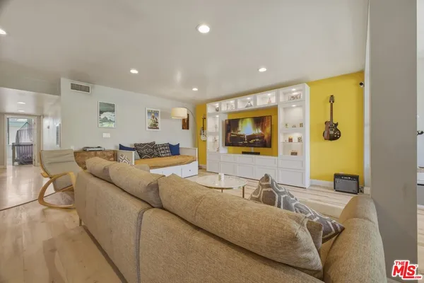 $3,500 | 5301 Balboa Boulevard, Unit F8, Encino, CA 91316