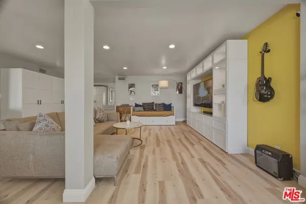 $3,500 | 5301 Balboa Boulevard, Unit F8, Encino, CA 91316