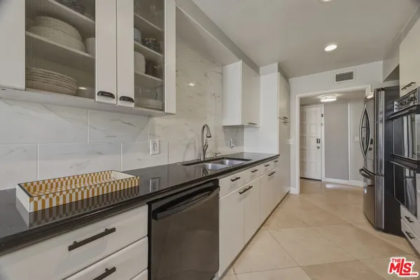 $3,500 | 5301 Balboa Boulevard, Unit F8, Encino, CA 91316