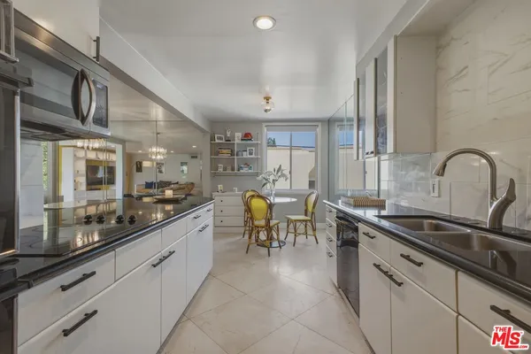 $3,500 | 5301 Balboa Boulevard, Unit F8, Encino, CA 91316