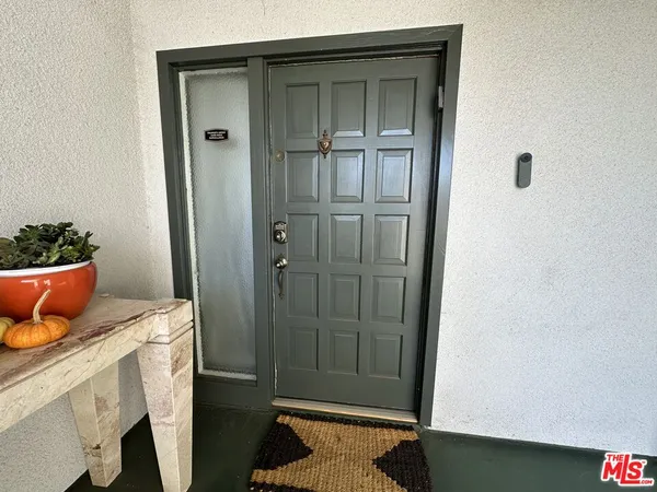 $3,850 | 5301 Balboa Boulevard, Unit F8, Encino, CA 91316