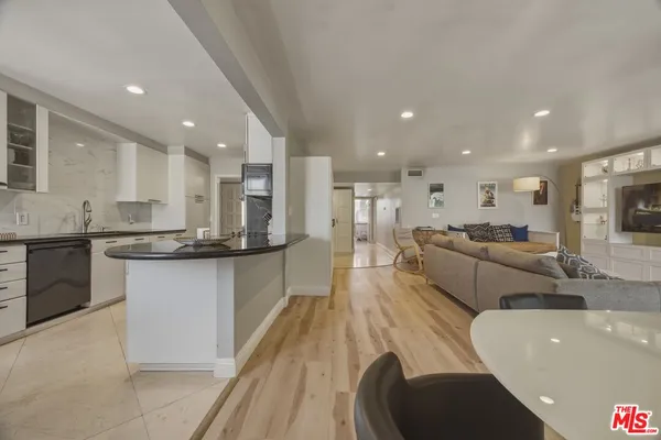 $3,500 | 5301 Balboa Boulevard, Unit F8, Encino, CA 91316