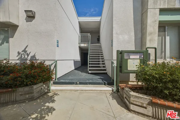 $3,500 | 5301 Balboa Boulevard, Unit F8, Encino, CA 91316