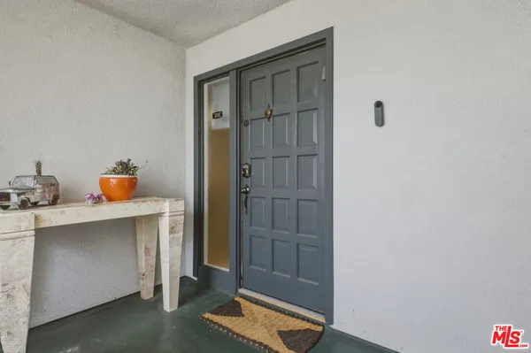 $3,500 | 5301 Balboa Boulevard, Unit F8, Encino, CA 91316