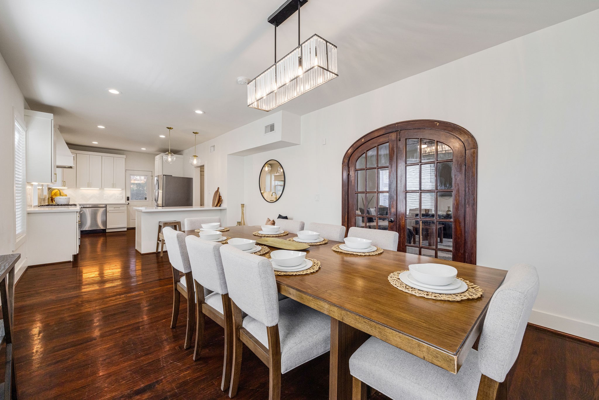 2613 Wichita Street Houston, TX 77004 - Photo 6 of 25 Dining area conveniently located by the kitchen making entertaining easy and comfortable.