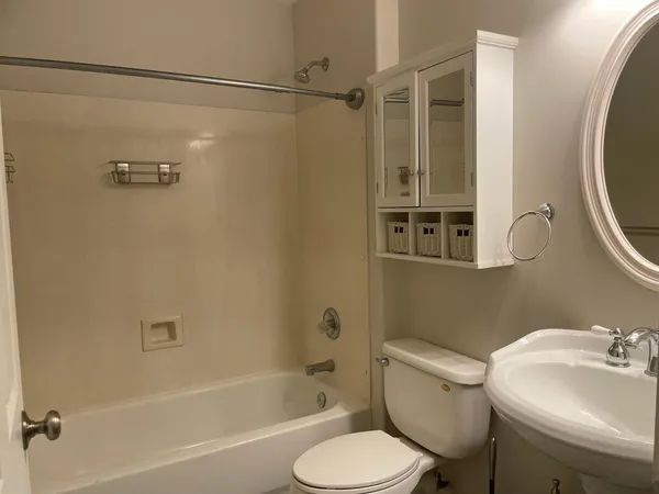 $2,700 | 21611 North 48th Place, Phoenix, AZ 85054