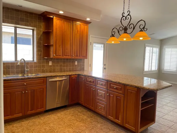 $2,700 | 21611 North 48th Place, Phoenix, AZ 85054