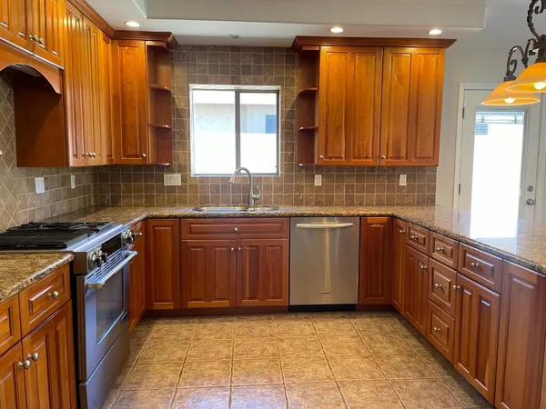 $2,700 | 21611 North 48th Place, Phoenix, AZ 85054