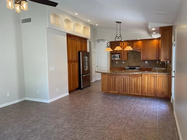 $2,700 | 21611 North 48th Place, Phoenix, AZ 85054