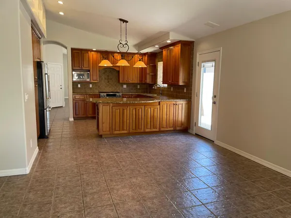 $2,700 | 21611 North 48th Place, Phoenix, AZ 85054