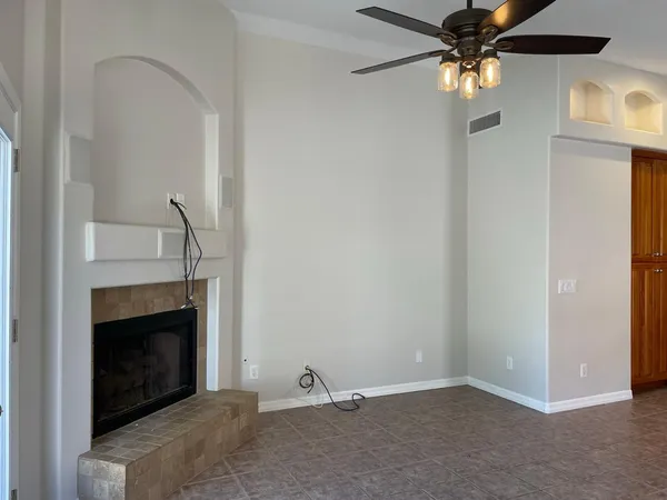 $2,700 | 21611 North 48th Place, Phoenix, AZ 85054