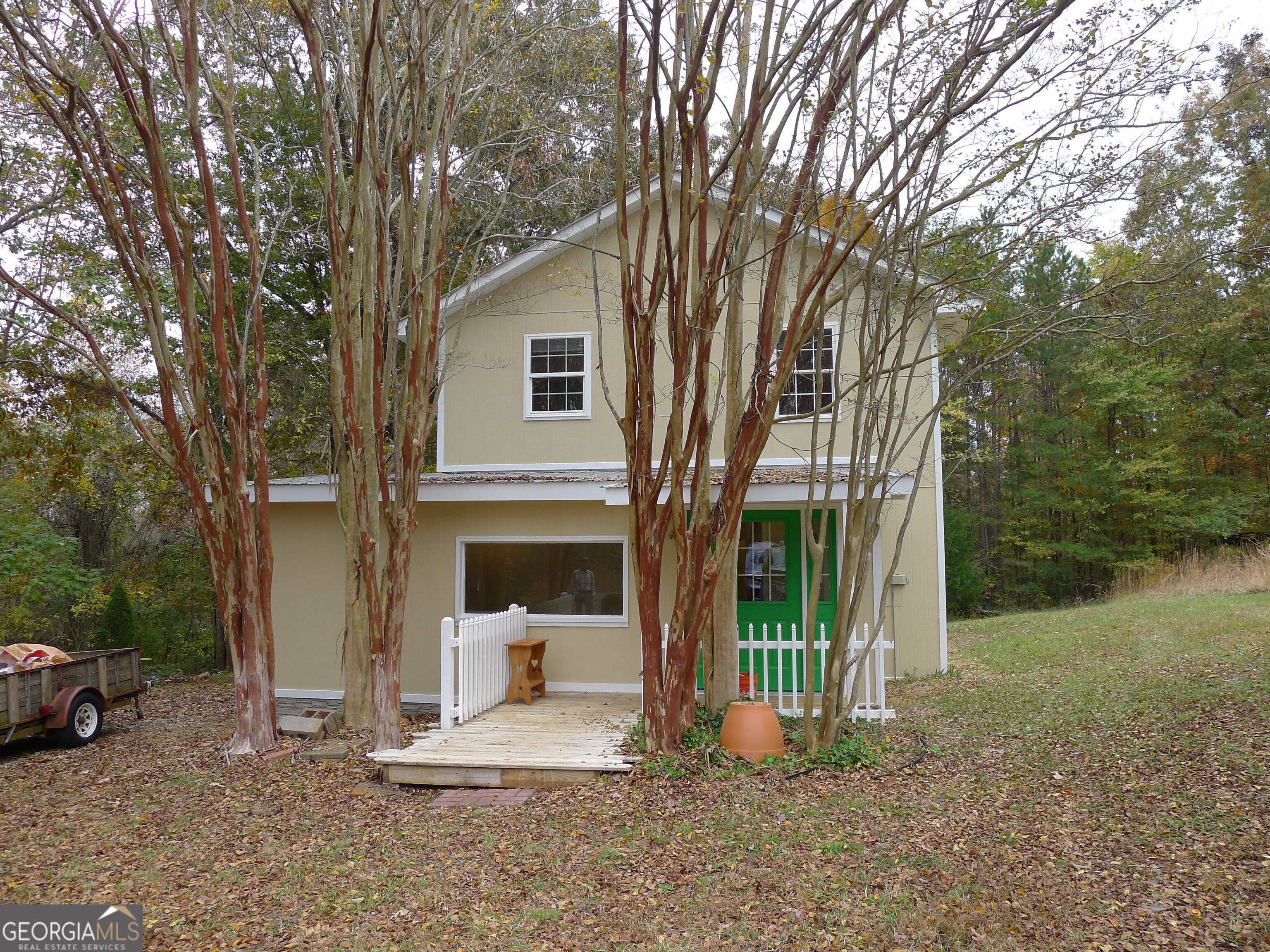 a view of a house with a yard