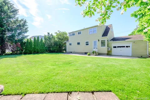 $700,000 | 105 North Queens Avenue, Massapequa, NY 11758