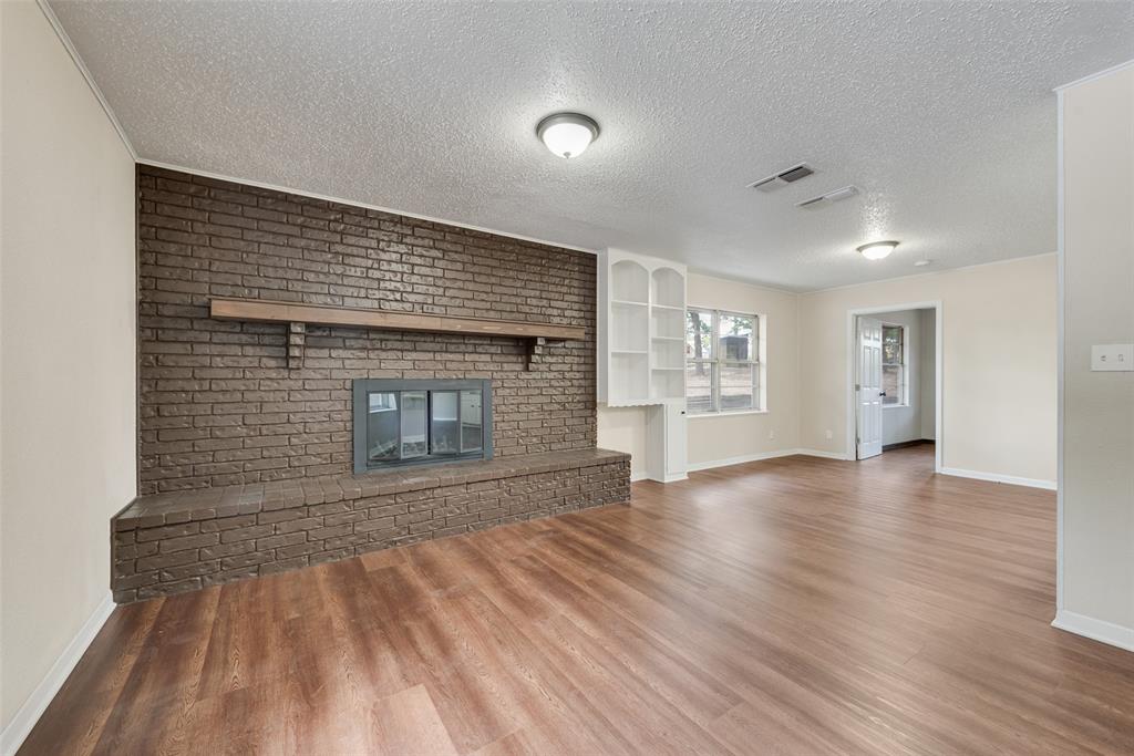 294 Thomas Len Road Azle, TX 76020 - Photo 9 of 37 3/2
