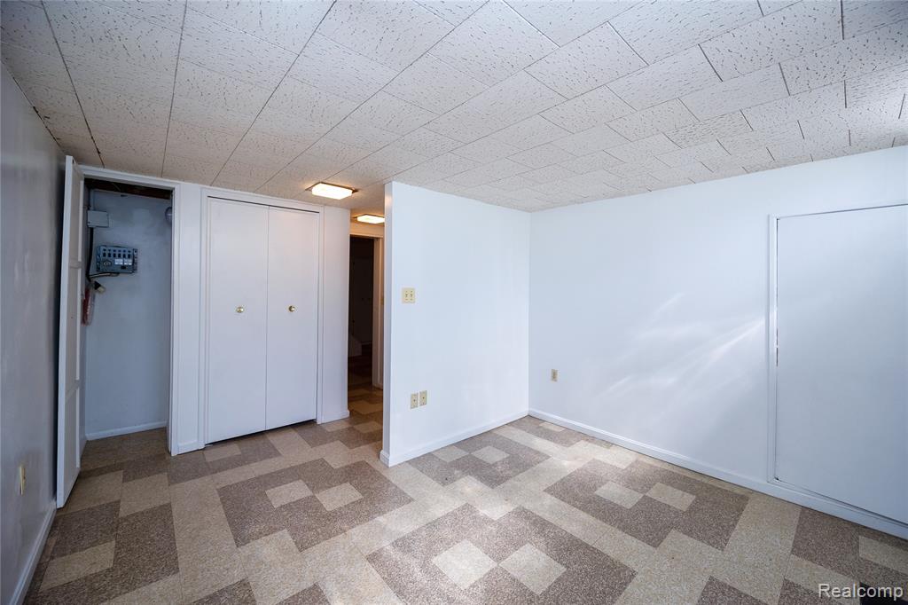 5646 Cambourne Road Dearborn Heights, MI 48127 - Photo 35 of 42