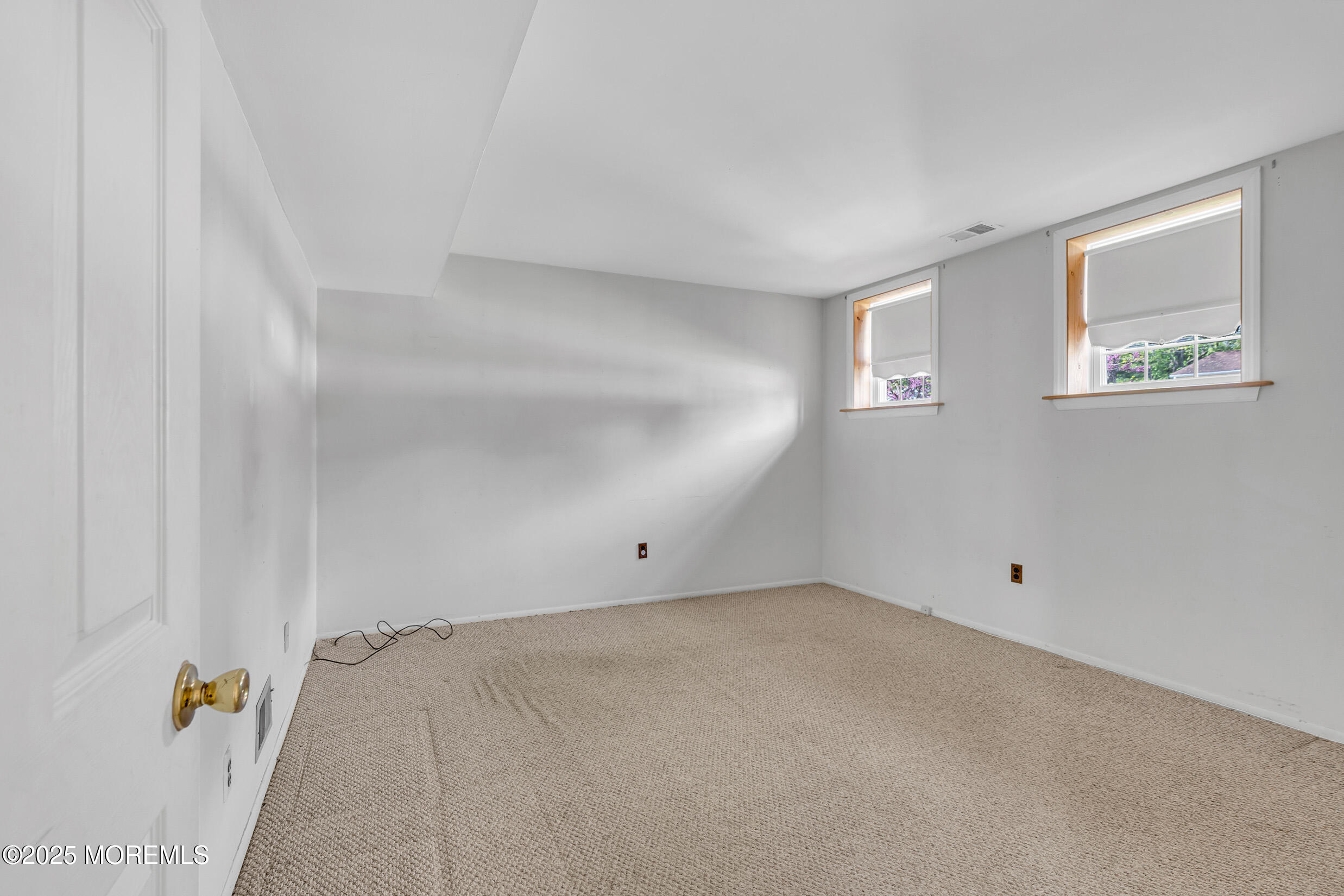 12 Windsor Road Howell, NJ 07731 - Photo 15 of 20 5 (13)
