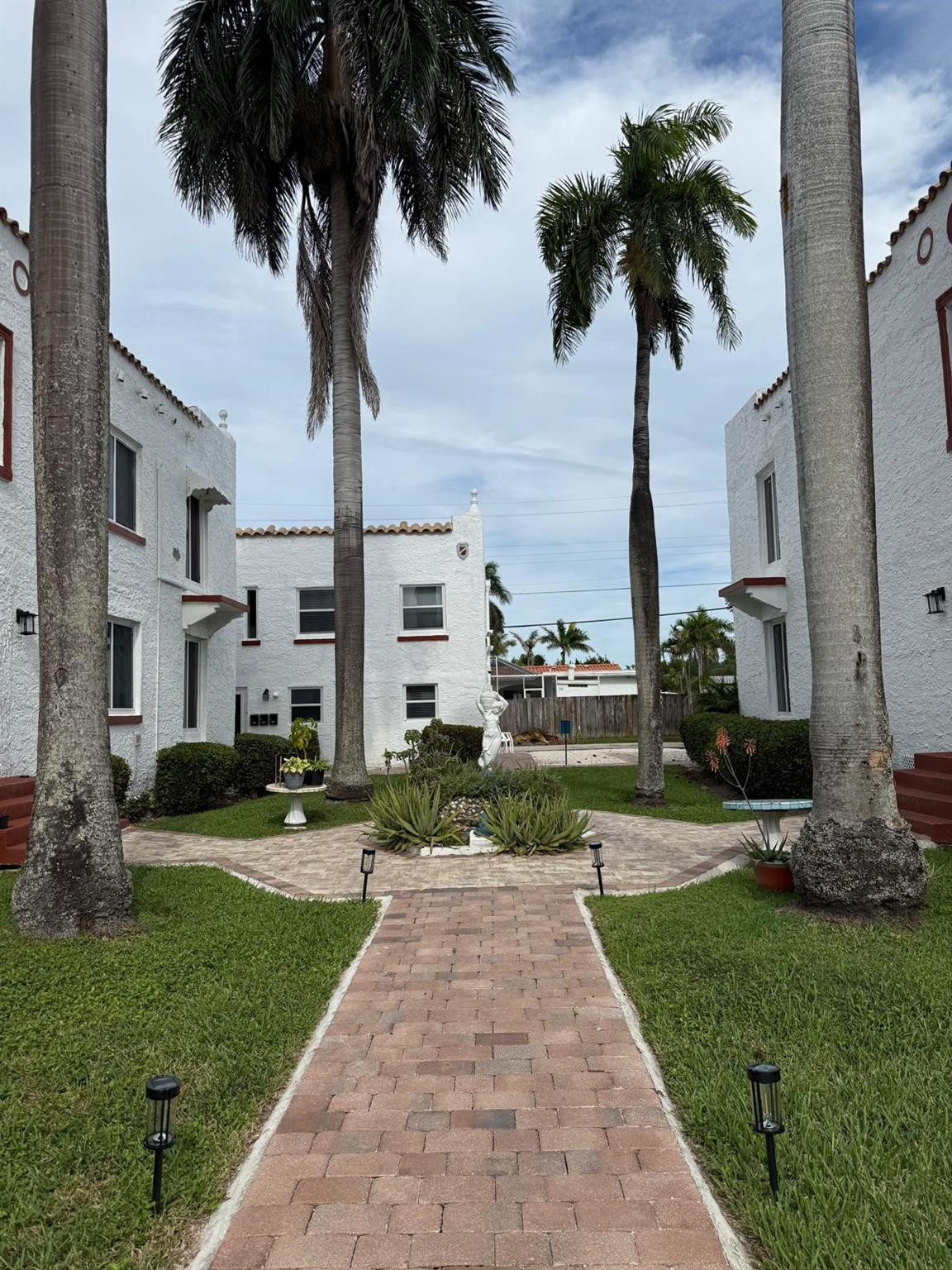 817 Tyler Street, Unit 10 Hollywood, FL 33019 - Photo 3 of 13 Photo 3