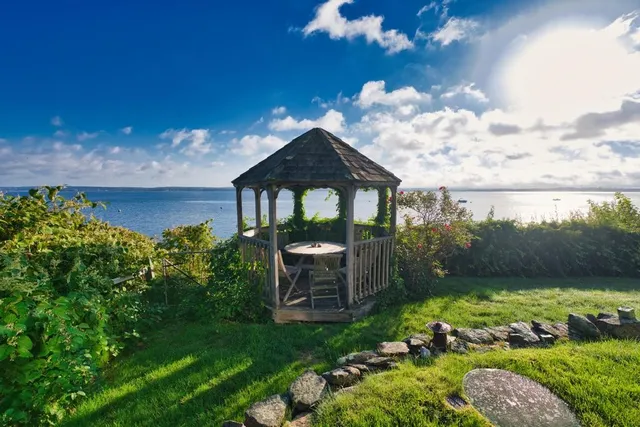 $3,300 | 73 Bayside Avenue, Portsmouth, RI 02871