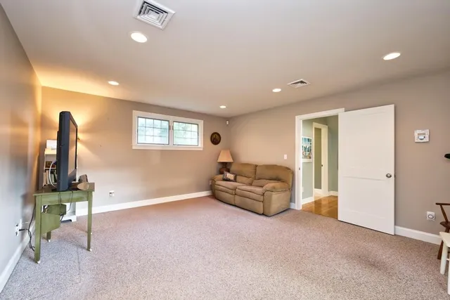 $3,300 | 73 Bayside Avenue, Portsmouth, RI 02871