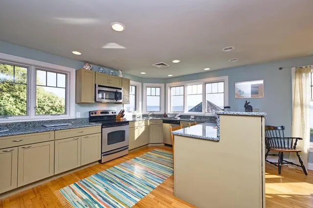 $3,300 | 73 Bayside Avenue, Portsmouth, RI 02871