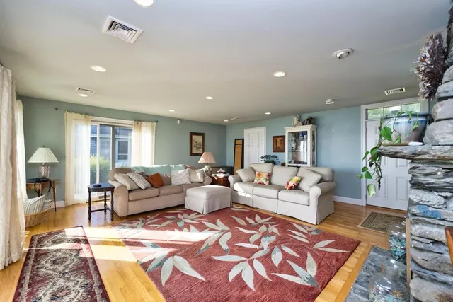 $3,300 | 73 Bayside Avenue, Portsmouth, RI 02871