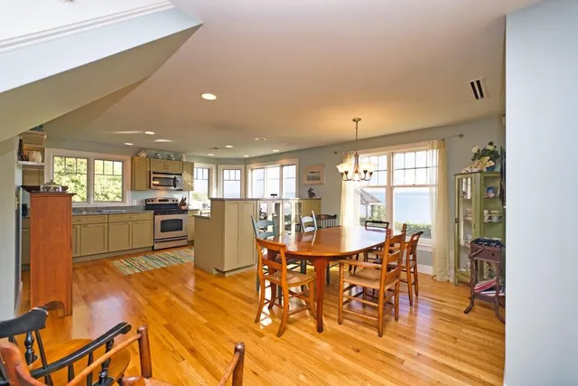 $3,300 | 73 Bayside Avenue, Portsmouth, RI 02871