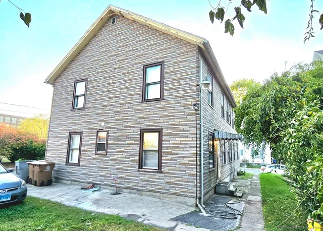 a view of a house with backyard