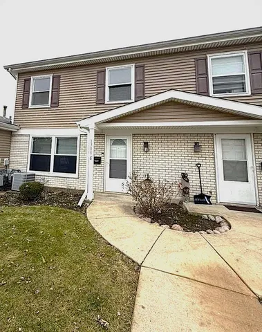 $2,400 | 1311 Kingsbury Drive, Unit E, Hanover Park, IL 60133