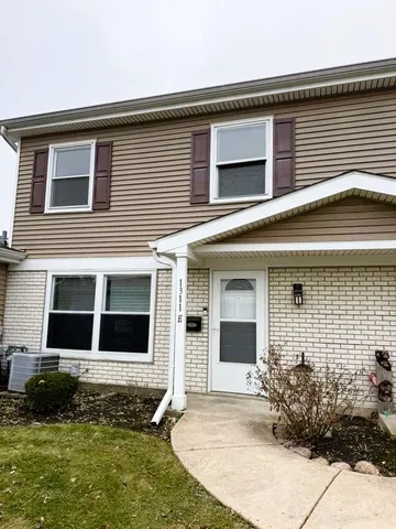 $2,400 | 1311 Kingsbury Drive, Unit E, Hanover Park, IL 60133