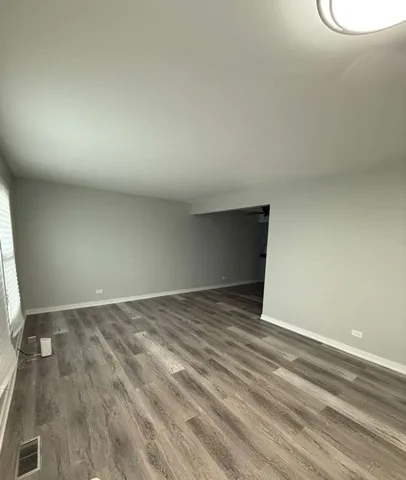 $2,400 | 1311 Kingsbury Drive, Unit E, Hanover Park, IL 60133